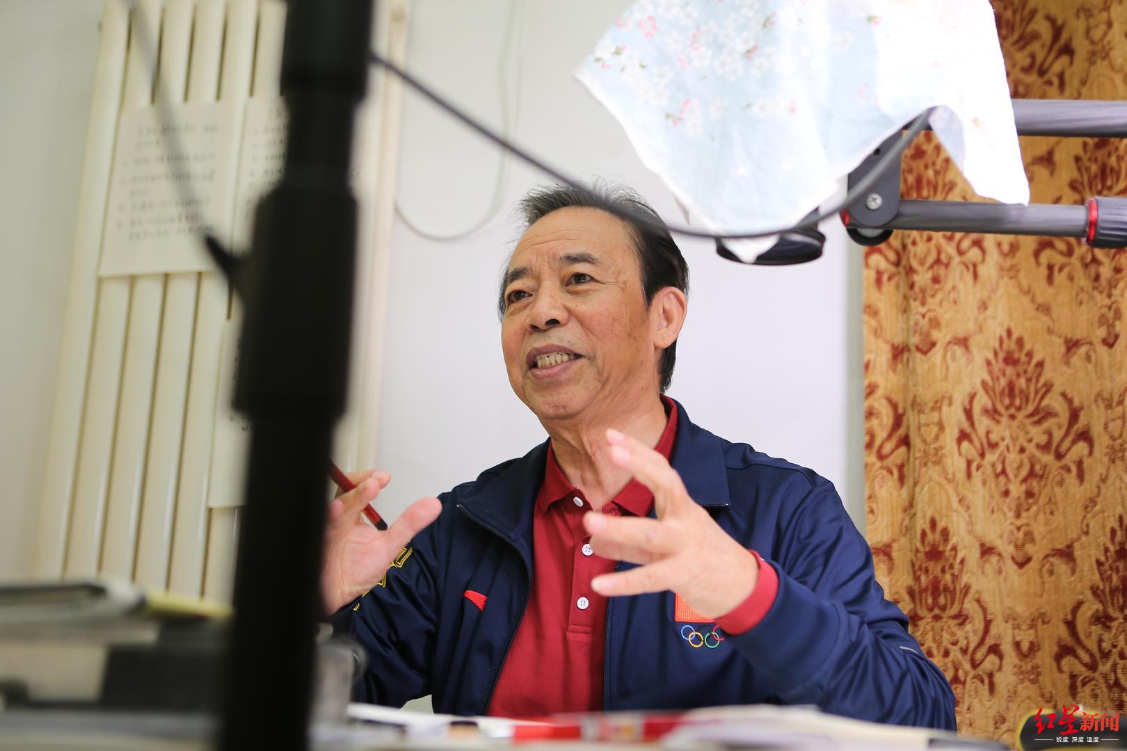 專訪中國硬筆書法第一人龐中華：“活在”字帖上的人