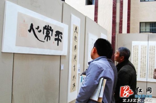 張家界書法家趙輝廷舉辦作品展再為文藝希望學校募款10萬