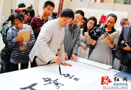張家界書法家趙輝廷舉辦作品展再為文藝希望學校募款10萬