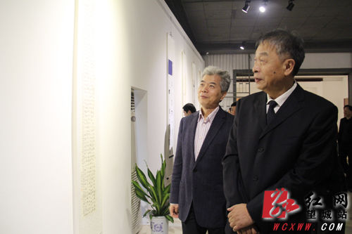 張湘濤（左一）、吳善璋（右一）參觀書法展。（劉賽