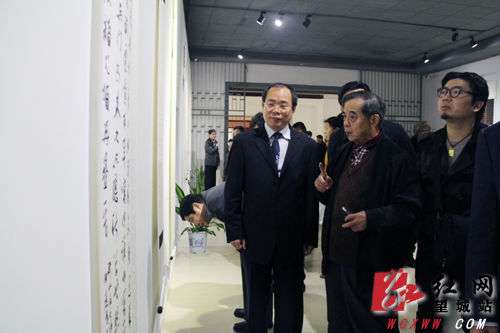 與會領導及書法協會專家等仔細觀摩作品。（劉賽